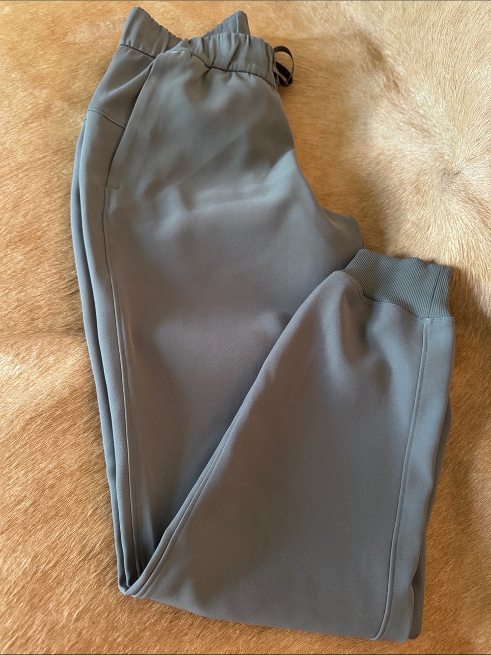 lululemon Jogger Sweatpants style. Olive green size 4 inseam 27. Stretch waist